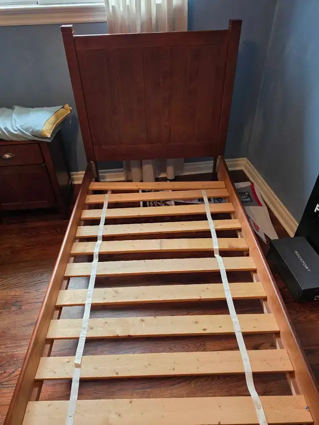 kids Bedroom Set Great shape in Dressers & Wardrobes in Oakville / Halton Region - Image 4