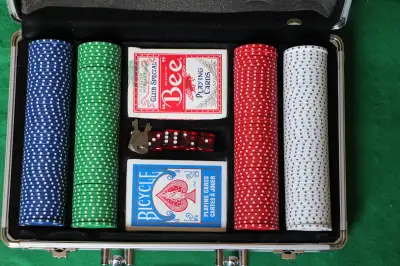 Budweiser Poker Set Brand New Rare w/ Aluminum Case 400 Chips 2 Card Decks selling Keys