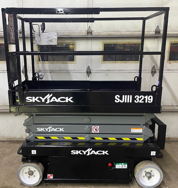 2013 Skyjack SJIII 3219 in Heavy Equipment in Medicine Hat - Image 3