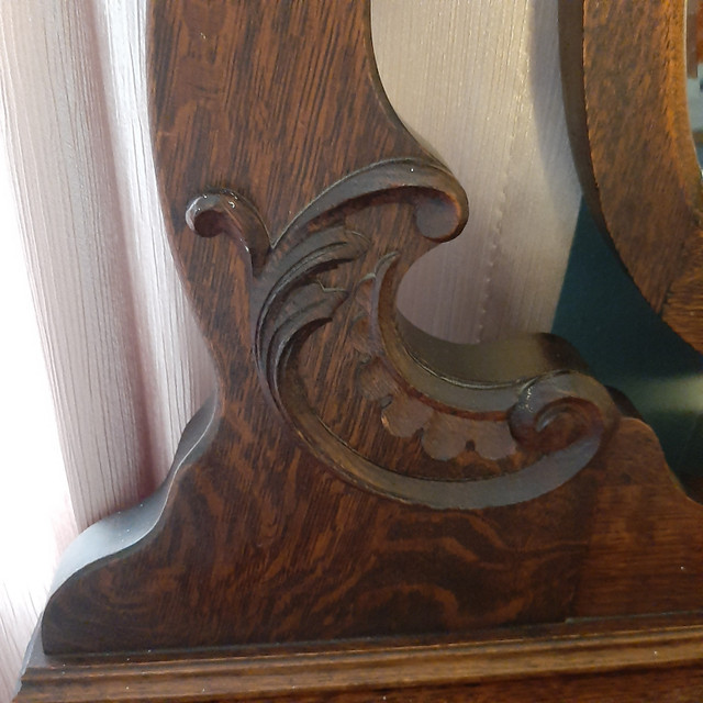 Antique Oak Dresser with mirror in Dressers & Wardrobes in Mississauga / Peel Region - Image 4