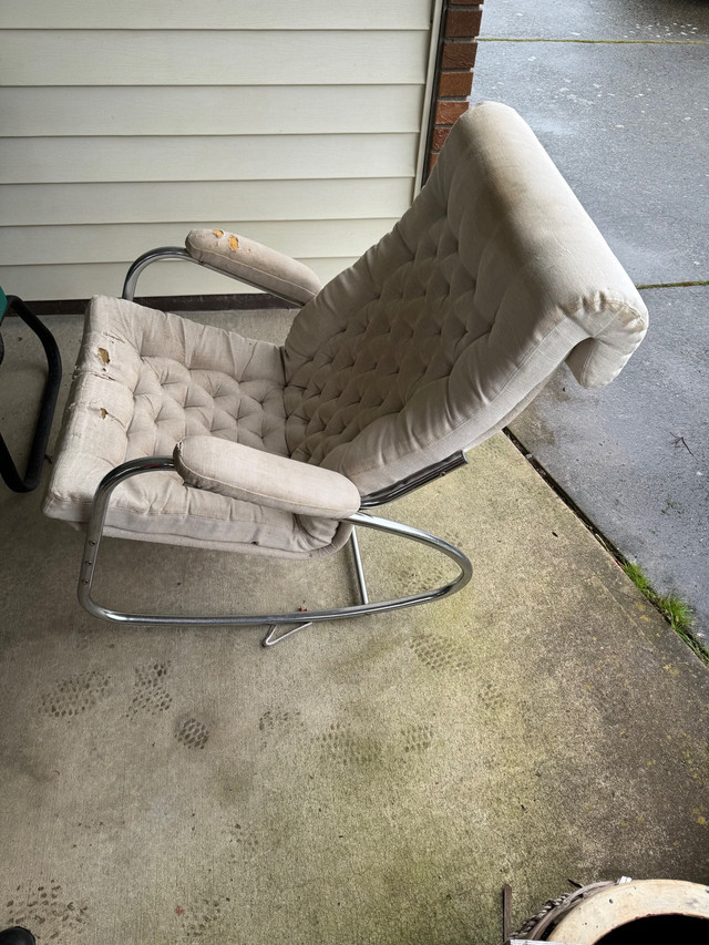 Rocking Chair needs to be recovered or use a throw $5 in Chairs & Recliners in Parksville / Qualicum Beach - Image 3