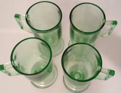 VINTAGE - 4 tasses en verre dépression vertes, View more