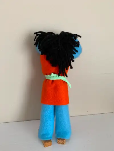 POUPÉE NEUVE UNIQUE DÉCORATIVE, GARCON QUI MONTRE SON DOS: $5.00, View more