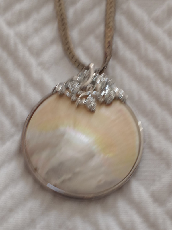 Pearl shell pendant, 2.5 inches long, with Silver Chain - 20 dans Bijoux et montres  à Granby - Image 2
