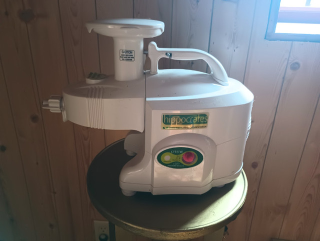 Extracteur de jus GREEN POWER Hippocrates double visses dans Robots culinaires et mélangeurs  à Ville de Québec