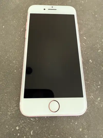 iPhone 7, en très bon état qui garde sa charge. Vient avec l’étui. Le téléphone est débloqué, alors...