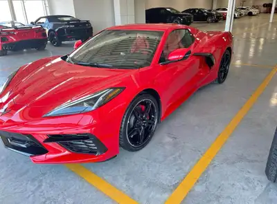 Voici une Chevrolet Corvette Stingray 2LT 2024 rouge vif, une voiture sport emblématique avec un mot...