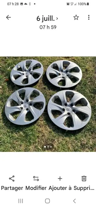 Je vends cet ensemble de quatre enjoliveurs d'origine Toyota, parfaits pour donner une nouvelle allu...