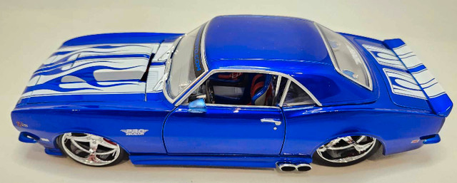 1968 Chevrolet Camaro Z/28 Blue Corvette Engine 1:18 Pro Rodz in Arts & Collectibles in Kawartha Lakes - Image 4