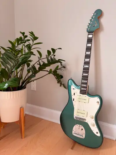 Up for grabs is my 2025 Fender American Vintage II 1966 Jazzmaster in beautiful Sherwood Green. The...