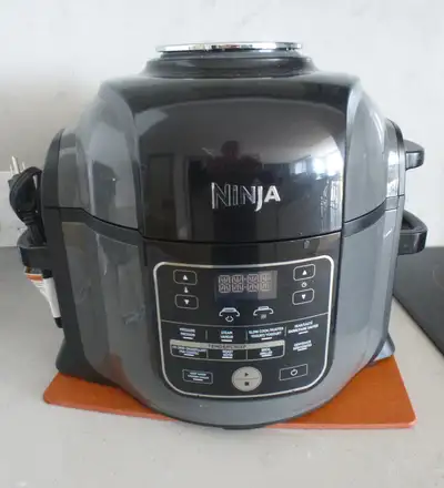 Air Fryer multi-fonctions en excellent état (9 fonctions - voir 2ieme photos). Vient avec tous ses a...