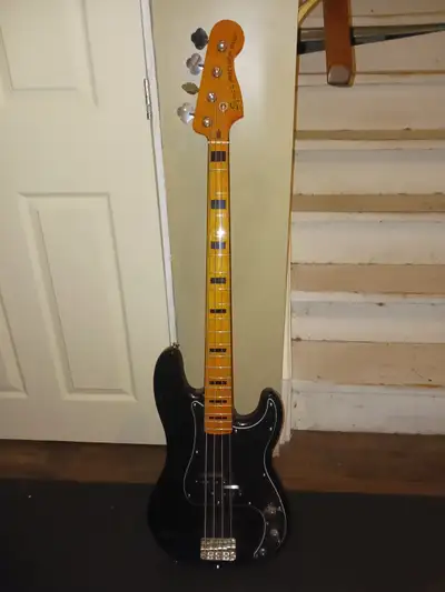 2022 Squier Classic Vibe '70s Precision Bass, View more