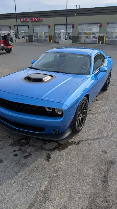 Dodge Challenger scatpack 2016 25xxx km Brand new Pirelli high performance tires set (still have ori...