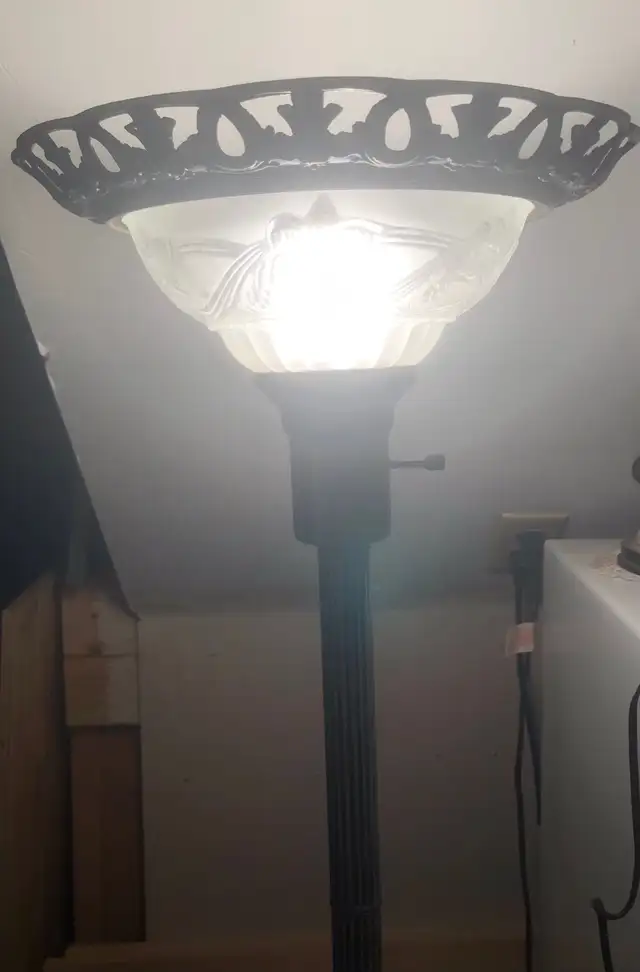 Gorgeous Standing Floor Lamp in Indoor Lighting & Fans in Markham / York Region - Image 4