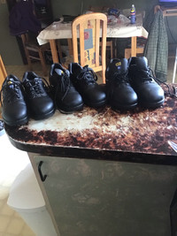 chaussures de sécurité avec cap d’acier pour homme  50$ chaque 