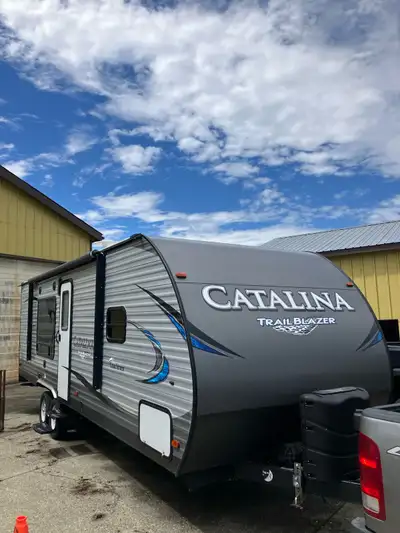 2018 Toyhauler Coachmen RV Catalina Trail Blazer 26TH This unit features a front private bedroom, a...