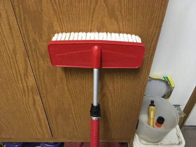 Flo-Thru Car Wash Brush in Other in Medicine Hat - Image 3