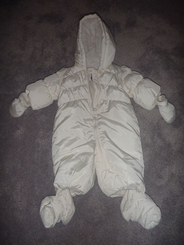 Brand New with tags Baby Girl's Gap White Snowsuit in Clothing - 3-6 Months in Winnipeg