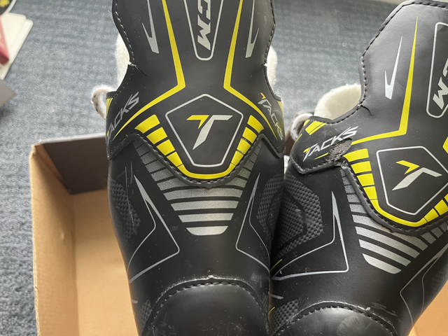 Mens CCM Tacks Ice Skates - skate size 9/shoe size 10.5 $75 OBO in Hockey in City of Toronto - Image 9