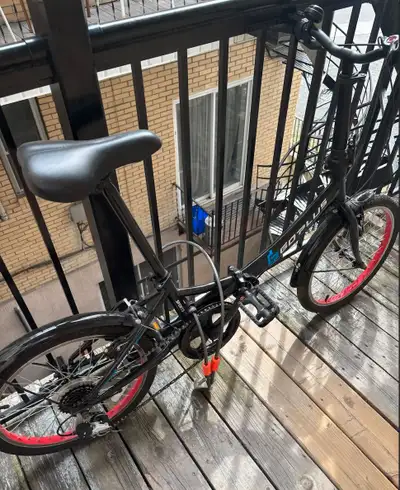 Je vends un vélo pliant Goplus avec roues de 20 pouces, utilisé seulement deux fois. Il est en excel...