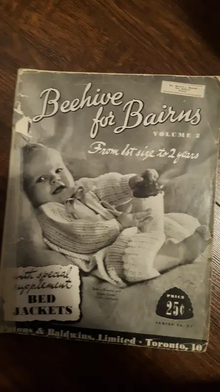VINTAGE LOT OF  4 KNITTING BOOKS BEEHIVE GLOVES BABY TOYS in Hobbies & Crafts in Barrie - Image 4