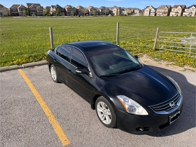 2011 Nissan Altima 3.5 SR Loaded Sedan with 3.5L V6 Engine in Cars & Trucks in St. Catharines - Image 3