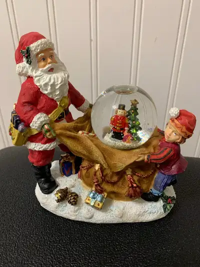 A beautiful Christmas Santa mini water globe in great condition. Comes with styrofoam and original b...