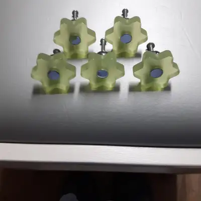 5 POIGNÉES VERTES PÂLE AVEC LEURS VIS ARGENTS: $2.00 CHACUNE, View more