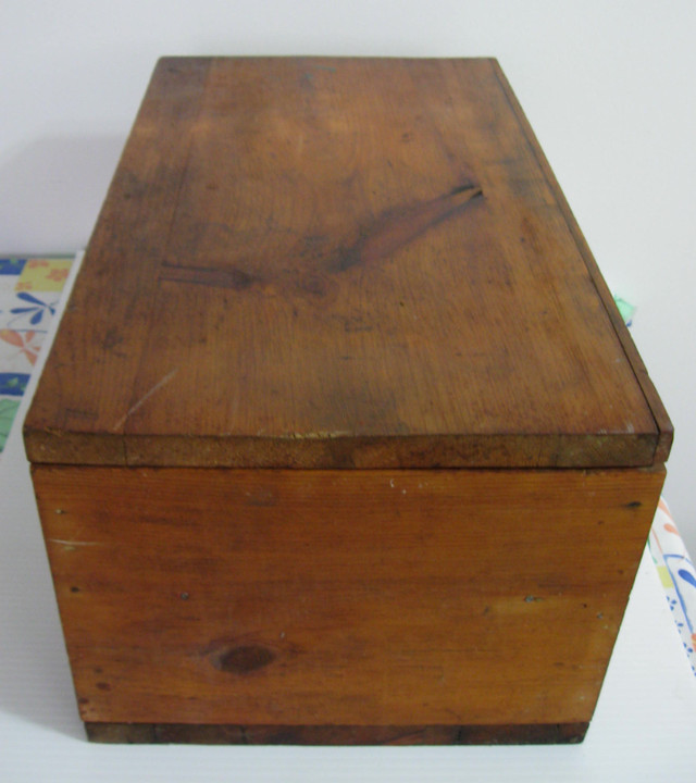 BOITE  avec TIROIR en PIN VINTAGE PINE STORAGE BOX with DRAWER dans Art et objets de collection  à Ouest de l’Île - Image 3