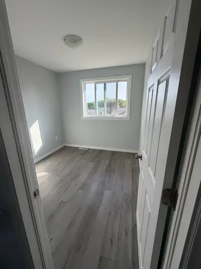 4 Bedroom house with 1 common bathrooms: 3 private rooms available for rent Newly renovated rooms ($...