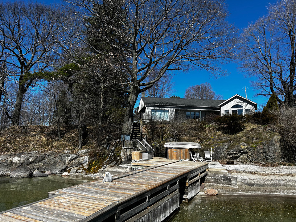 Gananoque Waterfront 2100’ ranch home, acre lot, beach, dock in Houses for Sale in Kingston