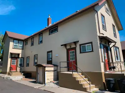 This beautiful and furnished 2-bedroom 945 sq ft apartment that’s within walking distance to downtow...