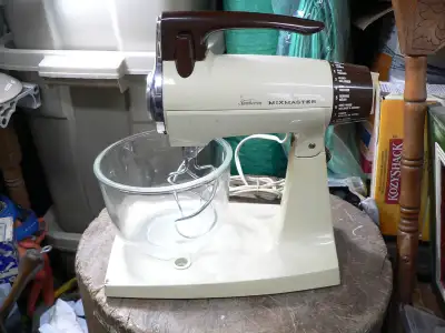 malaxeur vintage sunbeam # 12077.1 mixmaster avec bol 12 vitesse 45$ aller voir mes autres annonces...