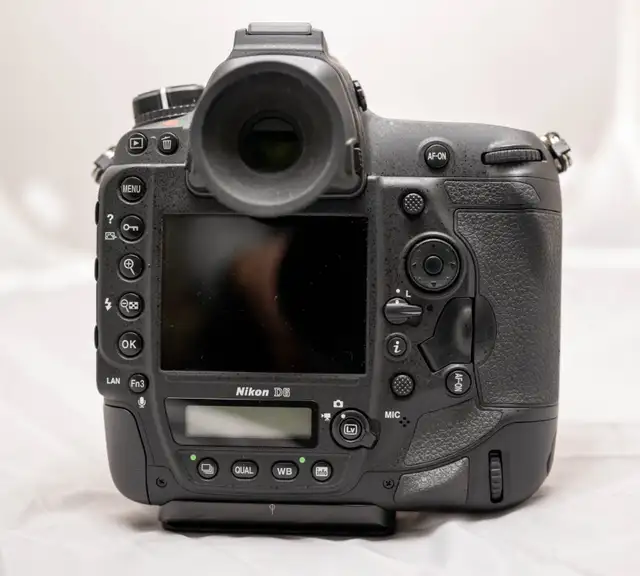 Nikon D6 — Low Shutter Count: 33,770 — Extra Battery & RRS plate ...