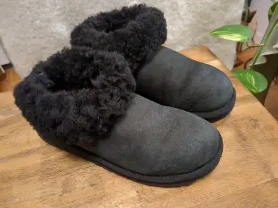 Size US 8, EU 39. Pick up near Eglinton and Allen Road