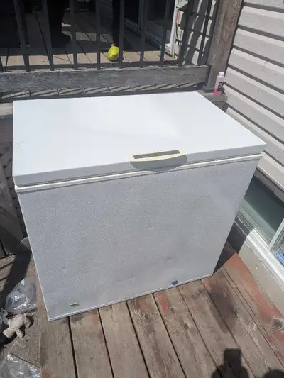 Ce congélateur coffre Frigidaire de 7,2 pieds cubes est un appareil robuste et fiable, idéal pour au...
