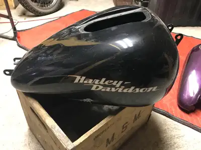 2007 Harley-Davidson Super Glide FXD Dyna Gas Tank $250CAD Couple dents left front see pics Scratch...