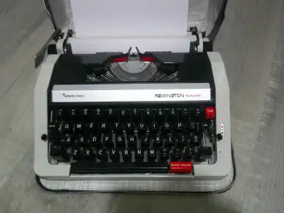 Almost new Remington Performer Sperry Rand Typewriter, great for writers, students, and vintage enth...