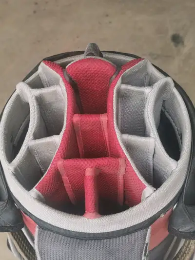 Sac de golf Datrek rouge et gris pour 14 bâtons plusieurs compartiments en bonne état . Prix 30$ neg...