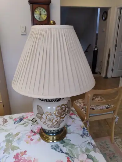 MAKE ME AN OFFER... Table Lamp. Excellent Condition/Quality. A Little Over 24 Inches Top To Bottom....