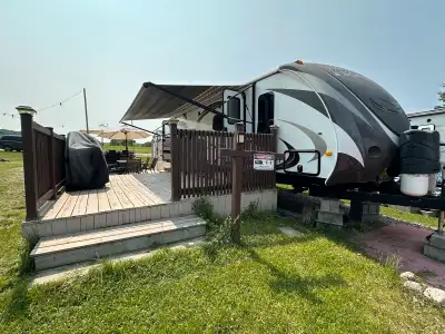 À quelques minutes de la superbe plage du Lac de l’Argile, accès à une piscine, terrain de tennis, d...