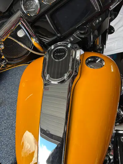 Last year of old style CVO. Mint condition. Hightail yellow Gunslinger paint. Arlen Ness chrome whee...