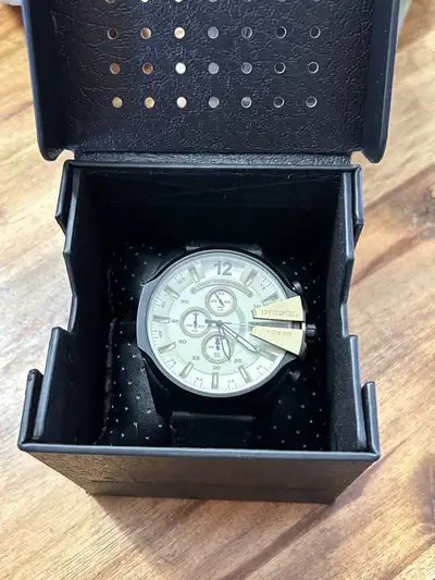 Montre pour Homme Diesel Mega Chief DZ4495 Chronographe Taille du boîtier: 51x59 mm Épaisseur du boî...