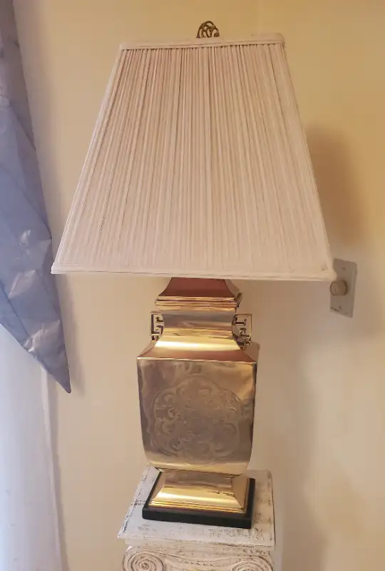 VINTAGE URN BRASS LAMP in Arts & Collectibles in City of Toronto - Image 2