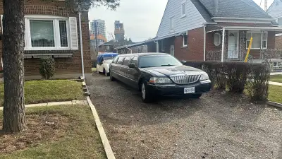 2011 Lincoln Town Car Stretch Limousine 140 inch Royal Coach Builder 8 to 10 passenger Good Condatio...