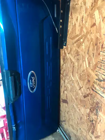 2018 tailgate with camera and electric lock
