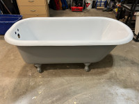 Clawfoot bathtub 