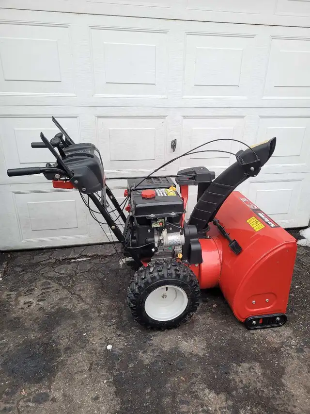 Yard Machines 30" snowblower in Snowblowers in Kitchener / Waterloo - Image 5