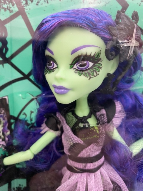 MONSTER HIGH AMANITA NIGHTSHADE Doll NRFB 2014 in Arts & Collectibles in St. Albert - Image 2