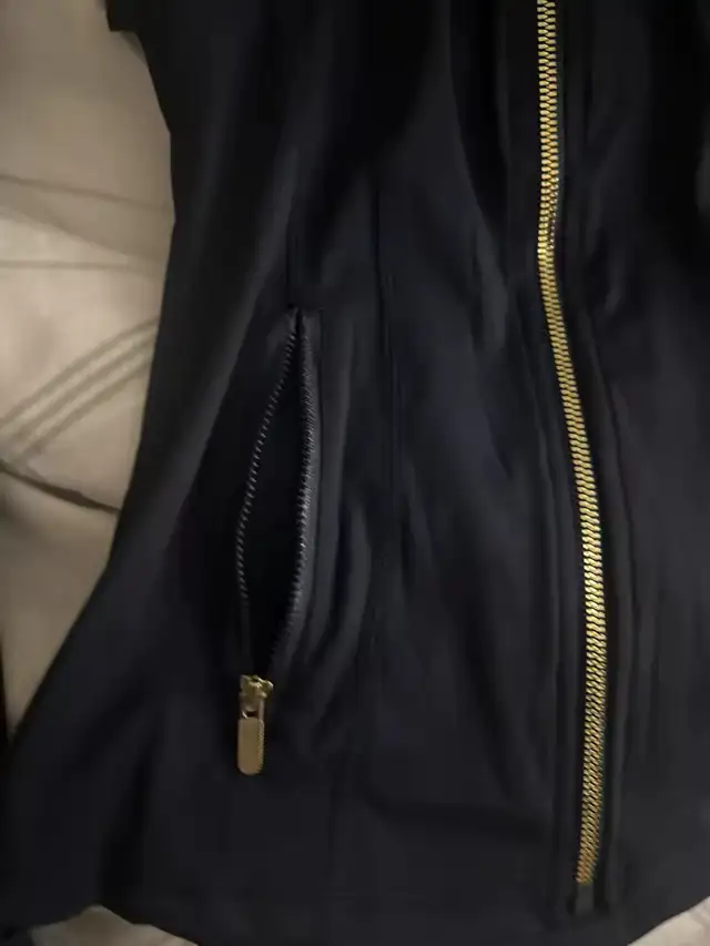 Lululemon Define Jacket Gold Zipper in Women's - Tops & Outerwear in Laval / North Shore - Image 5